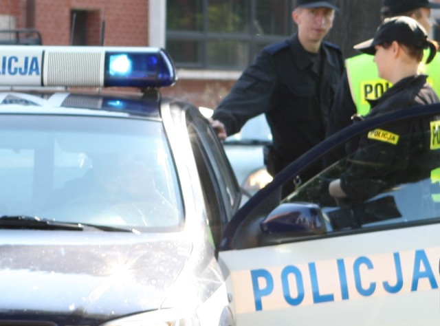 Policja zatrzymała dwóch barci ze Słuspka, którzy wyłudzali usługi komunikacyjne i telefony.