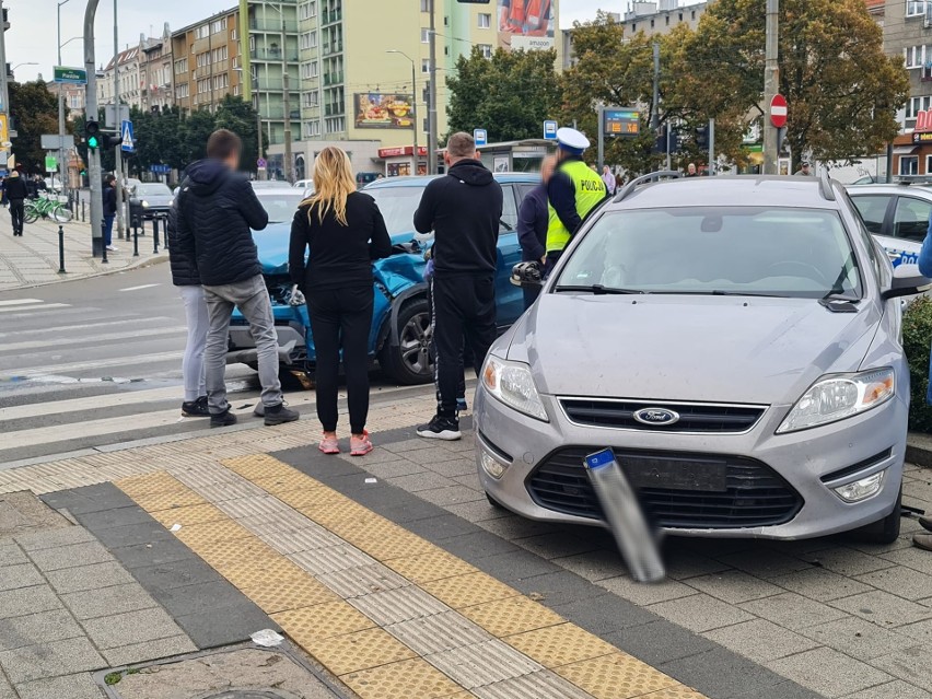 Kolizja dwóch samochodów osobowych na pl. Kościuszki w Szczecinie [ZDJĘCIA]
