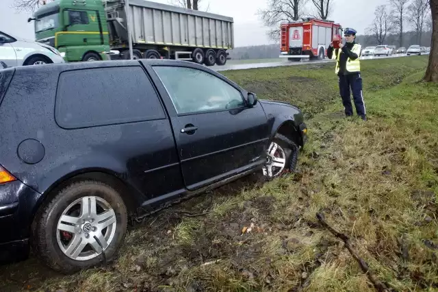 Zdarzenie miało miejsce na 224-tym kilometrze w okolicy miejscowości Domaradz. Kierująca osobowym VW kobieta, nie dostosowała prędkości pojazdu do panujących warunków pogodowych, wpadła w poślizg i wjechała do rowu. W samochodzie przewoziła dzieci. Na szczęście nikomu nic się nie stało.