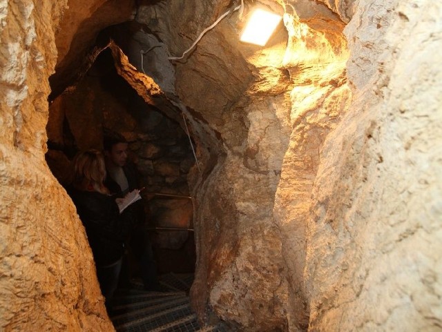 Korytarze jaskiń na Kadzielni znajdują się mniej więcej na poziomie gruntu, ale miejsca trzeba zejść w dół, a potem wspiąć się pod górę.