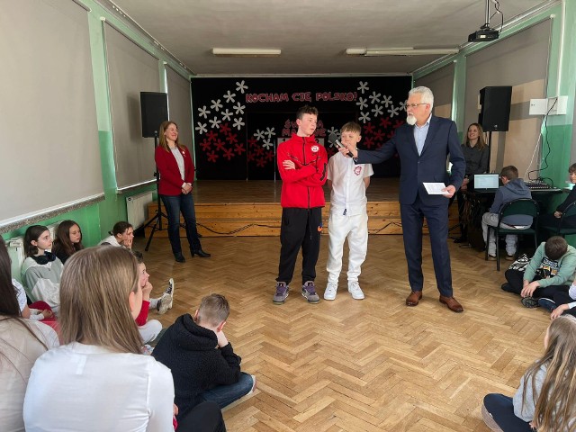 Uczniowie Mikołaj Wierzbicki i Jan Domaracki wyróżnieni przez dyrektora Cezarego Tokarczyka podczas apelu i wypadek nastolatków