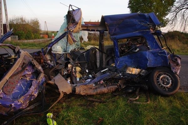 Tyle zostało z osobowego renaulta po czołowym zderzeniu z mercedesem sprinterem. Kierowca clio nie miał szans...