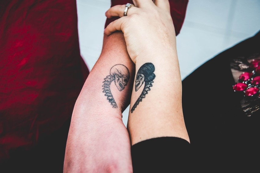 Tatuaże dla par to coraz bardziej popularny sposób na...