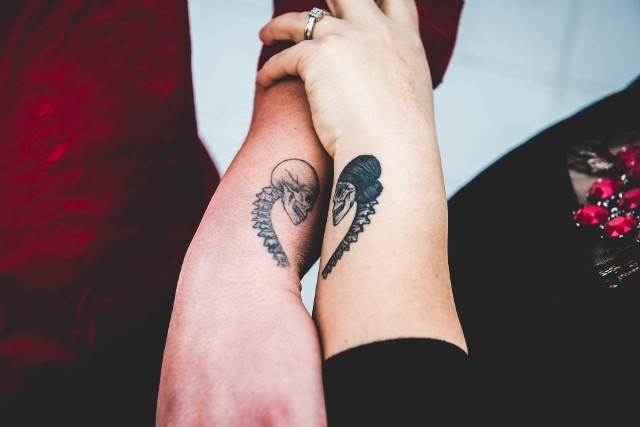 Tatuaże dla par to coraz bardziej popularny sposób na podkreślenie szczególnej więzi łączącej dwie osoby. Jeśli wierzysz w to, że twój partner jest tym jedynym i będzie ze sobą na zawsze, nic nie stoi na przeszkodzie, byście zafundowali sobie taką wieczną pamiątkę i symbol waszej miłości. To może być też świetny pomysł na wspólne walentynki! Zanim wybierzecie się do studia tatuażu, zobaczcie najciekawsze wzory tatuaży dla zakochanych!