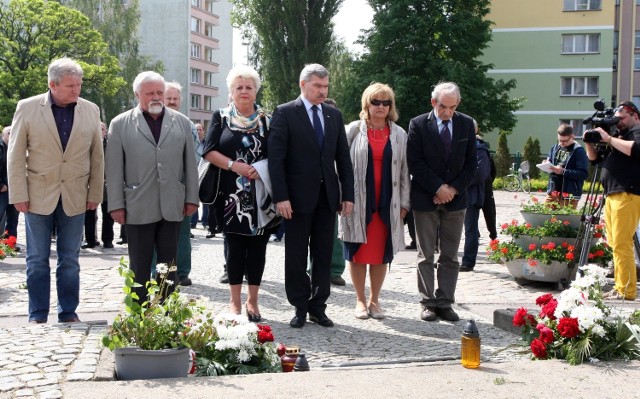 Pod Pomnikiem Poległych Stoczniowców delegacja związkowców złożyła symboliczne wiązanki kwiatów.