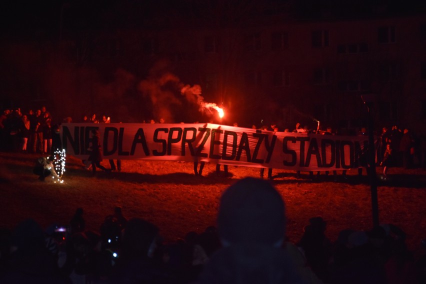 Nowe fakty: Kibice protestowali podczas Sylwestra pod gwiazdami w Starachowicach. Prezydent: nie będzie sprzedaży stadionu!