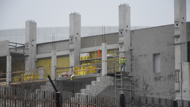 Hala widowiskowo-sportowa przy ulicy Struga 63 jest już oddana do użytku. Teraz czas na stadion dla Radomiaka. Na nowy stadion piłkarze zielonych, jak ich kibice muszą jeszcze trochę poczekać. Nieoficjalny termin oddania stadionu do użytku to koniec 2022 roku. 