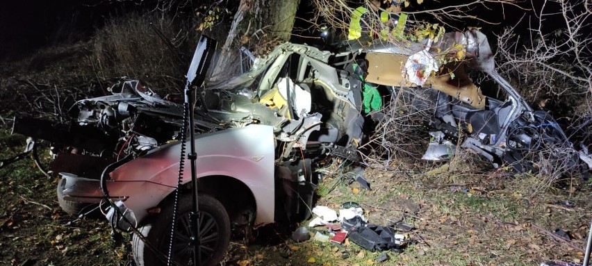 Śmiertelny wypadek w miejscowości Grodziec, gmina Prabuty, 21.10.2022. Samochód uderzył w drzewo. Nie żyje 19-letni kierowca