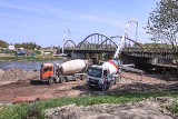Betonowanie przęsła na nowych Mostach Chrobrego we Wrocławiu. Prace mają zakończyć się tuż po wakacjach [FILM, ZDJĘCIA]