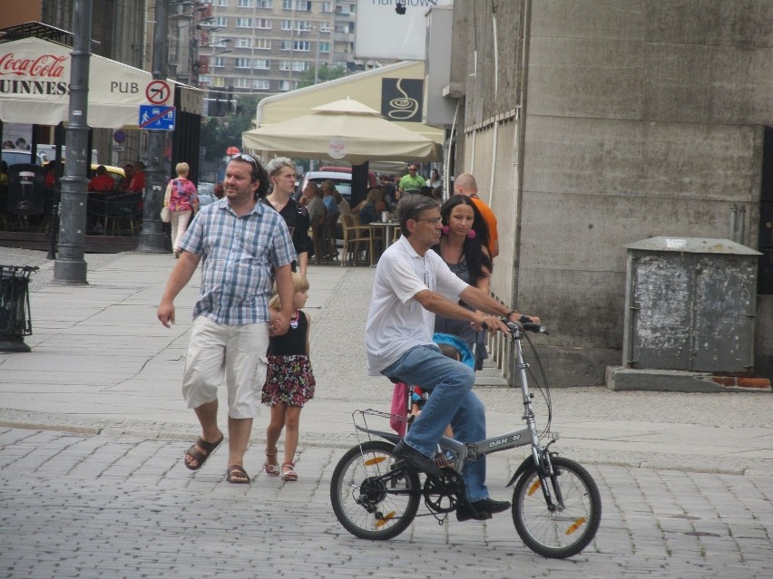 Wrocław: Zakaz jazdy rowerem po Rynku. Jaki zakaz? To fikcja! (ZDJĘCIA) 