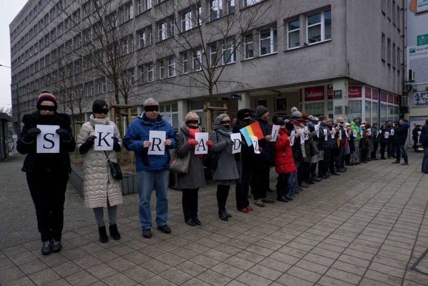 "Skradziona sprawiedliwość". Milczący protest na Półwiejskiej w obronie sądownictwa [ZDJĘCIA]