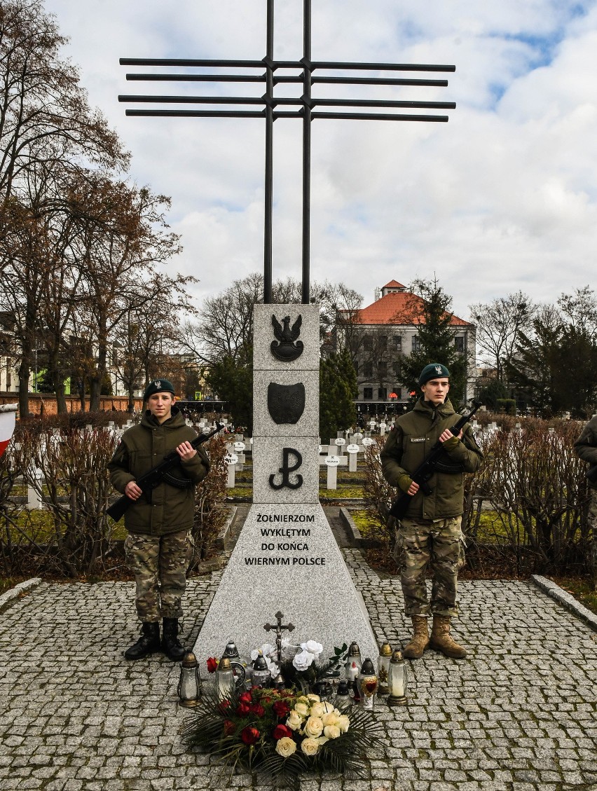 TEKST Z PASJI Był apel pamięci i salwa honorowa. Tak uczniowie Liceum Akademickiego w Bydgoszczy uczcili pamięć żołnierzy wyklętych 