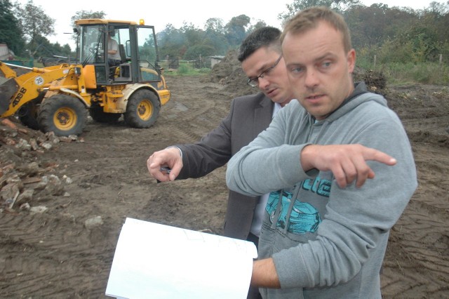 Dominik Buda i Sebastian Ciemnoczołowski na placu budowy siłowni