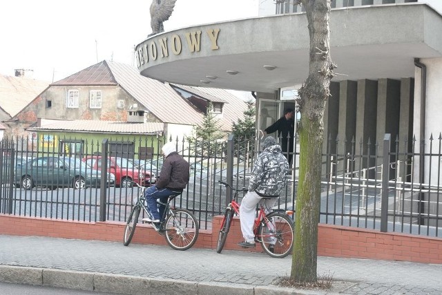 Przed prokuraturą gromadzą się zaciekawieni lipowianie