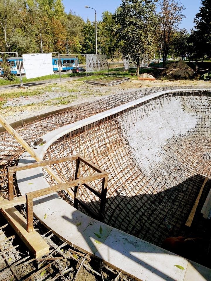 Kraków. Trwa budowa skateparku w Parku Lotników Polskich 