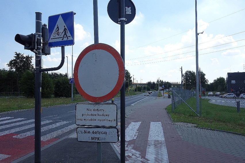 Ulica Rokicińska stanowi dojazd do autostrady A1 i jest...