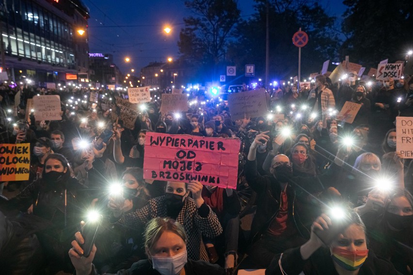 Strajk Kobiet w Krakowie - TOP 25 zdjęć. Te zdjęcia najlepiej oddają atmosferę ostatnich dni [GALERIA] 