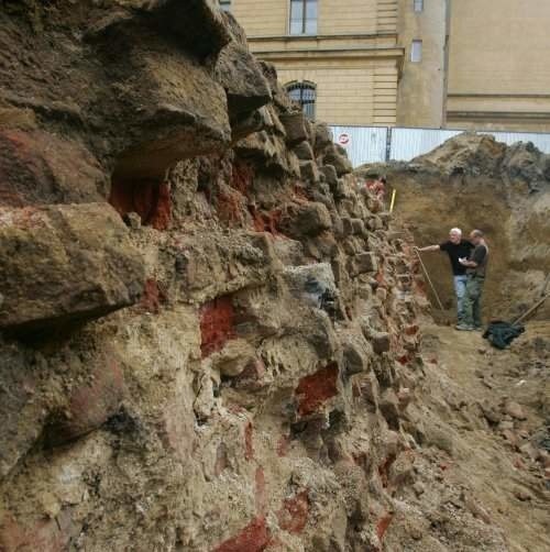 23 lipca 2008. Ceglana fosa odkryta na budowie centrum...