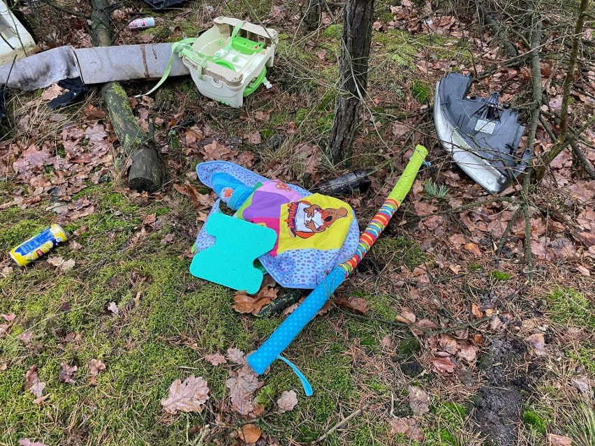 Sterta śmieci w środku lasu. Dziecięce ubranka, zabawki, opony i... paragony. Poszukiwany sprawca!