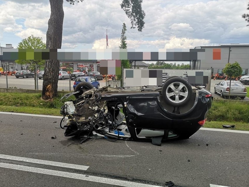Wypadek w Rzekuniu Kolonii na drodze wojewódzkiej nr 627. Kierowca seata w szpitalu