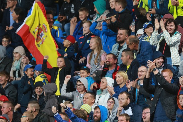 Ponad 12 tysięcy kibiców oglądało na stadionie Zawiszy Bydgoszcz mecz Serbia - Hiszpania. Zwyciężyli Hiszpanie po golu Denisa Suareza