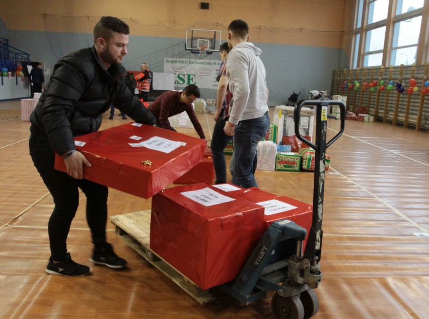 Wolontariusze szlachetnie pomagali potrzebującym