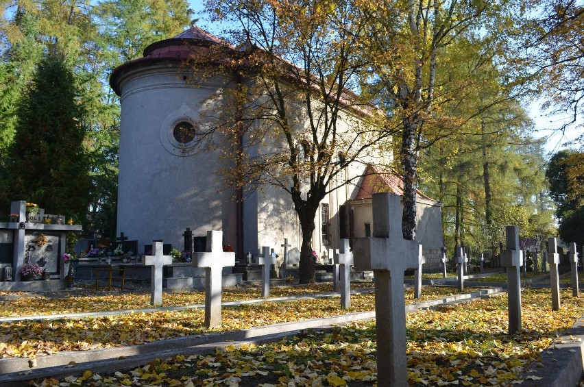 Groby polskich żołnierzy z I wojny światowej. W tle kaplica