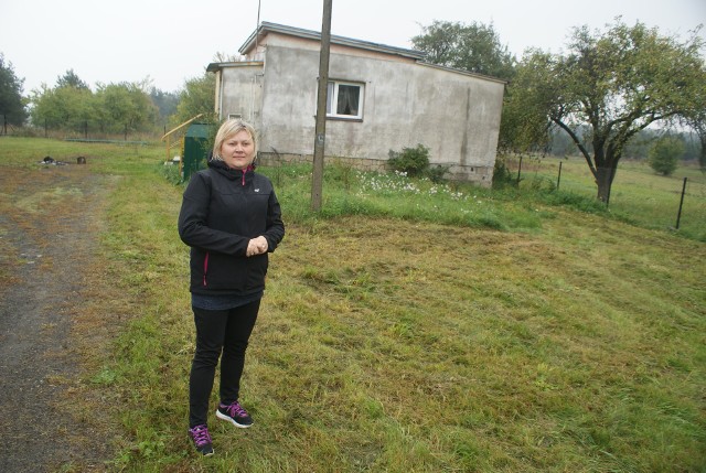 Sołtys Czachowa i radna Ożarowa Beata Kwiecińska na miejscu budowy nowej świetlicy wiejskiej. W tle stary budynek. 