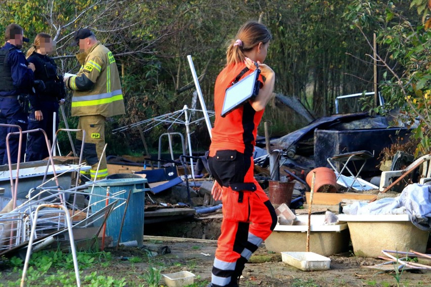 Gęsty dym nad Osobowicami. Na miejscu policja, straż pożarna i pogotowie [ZDJĘCIA]