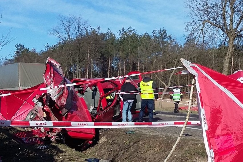 Wypadek pod Mławą. Kierowca tira z pow. ostrołęckiego [ZDJĘCIA]