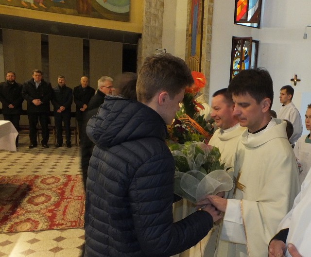 Wszyscy księża z parafii Najświętszego Serca Jezusowego w Starachowicach, otrzymali kwiaty od delegacji kilkunastu środowisk