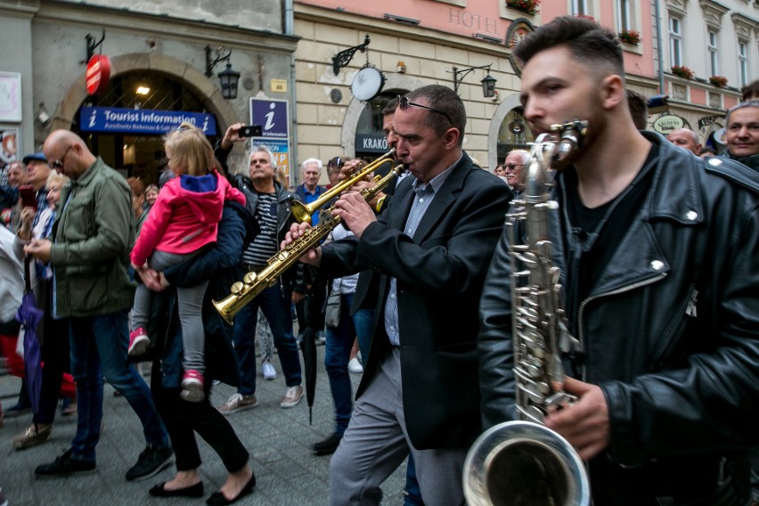 Kraków. Niedziela Nowoorleańska 2018. Koncerty jazzowe na scenie pod Ratuszem [ZDJĘCIA]