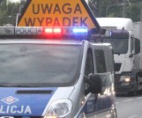 Wypadek w Opatowie. Nastolatek skuterem wjechał w tył forda, trafił do szpitala 
