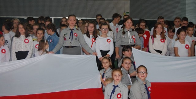 Akcja śpiewania hymnu w Szkole Podstawowej numer 2 w Staporkowie miała wyjątkowo podniosłą oprawę.