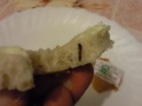 Czytelniczka z Ustki znalazła w chlebie larwę owada 