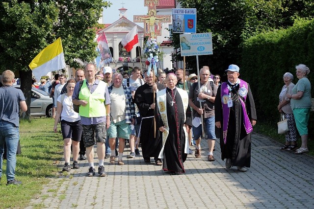 Pielgrzymi ze Skarżyska-Kamiennej, Suchedniowa i innych miejscowości powiatu skarżyskiego wyruszyli na tegoroczną pielgrzymkę do Częstochowy, na Jasną Górę.Jak co roku skarżyska pielgrzymka wyszła z Sanktuarium Matki Bożej Ostrobramskiej. Oprócz grupy z Ostrej Bramy idzie pielgrzymka z parafii oo. franciszkanów. Wśród pątników są mieszkańcy Skarżyska-Kamiennej, Suchedniowa i innych miejscowości powiatu skarżyskiego.W grupie idzie ok. 180 osób. Wiernych przed wyruszeniem pobłogosławił biskup Henryk Tomasik.Więcej zdjęć na kolejnych slajdach >>>