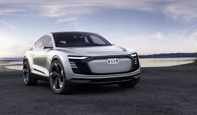 Audi e-tron Sportback conceptChłodzony cieczą akumulator litowo-jonowy tego koncepcyjnego samochodu, podobnie jak w modelu e-tron quattro concept, zamontowano centralnie między osiami, pod przedziałem pasażerskim. Taki sposób montażu daje niski punkt ciężkości i pozwala na równomierny rozkład obciążeń między osiami w stosunku 52:48 (przód/tył).Fot. Audi