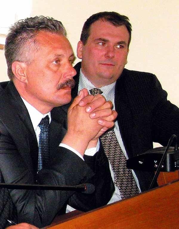 Robert Rybiński (z prawej) stracił mandat w sokólskiej radzie miejskiej. Sąd administracyjny odrzucił jego skargę na zarządzenie wojewody wygaszające mandat. Na  rozstrzygnięcie sądu czeka wciąż Tomasz Grynczel (z lewej). Jednak po wyroku dla Rybińskiego, jego sprawa wydaje się być już przesądzona.