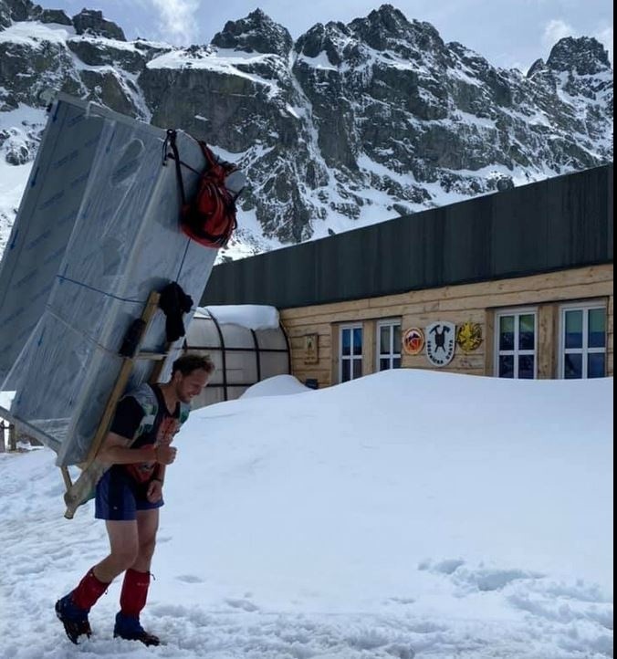 Mężczyzna z lodówką na plecach wędrował w Tatrach! To nie żart! 
