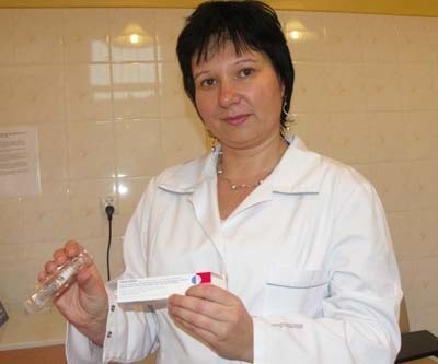 Wioletta Kasowska szczepi pacjentów francuskim preparatem przeciwgrypowym. W cenę tego zabiegu wliczone jest również badanie lekarskie.