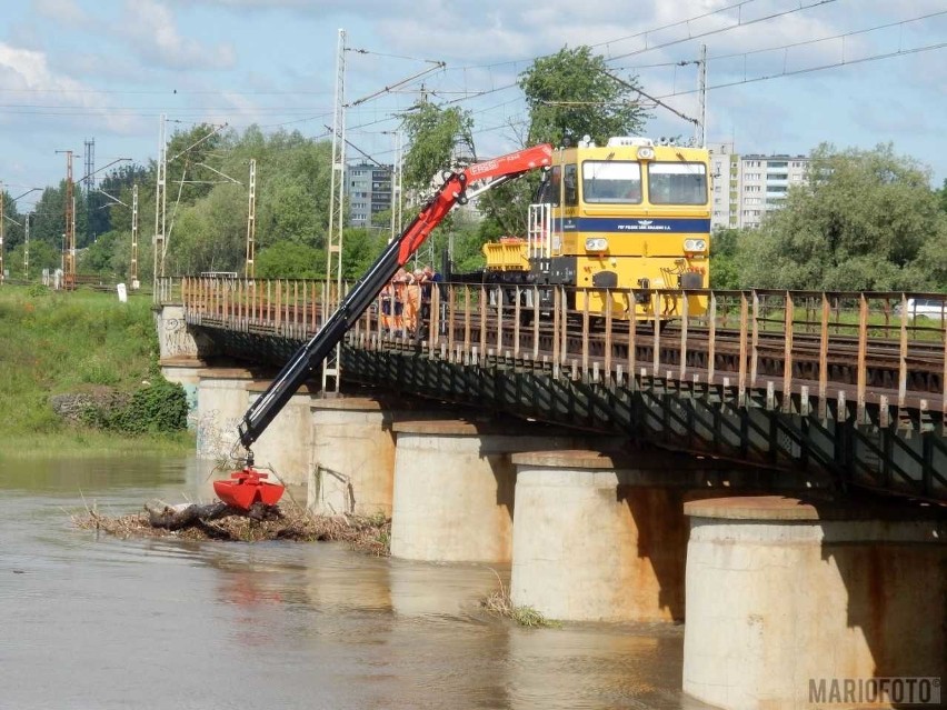 Zator pod mostem, w Opolu. Pracownicy PKP Polskie Linie...