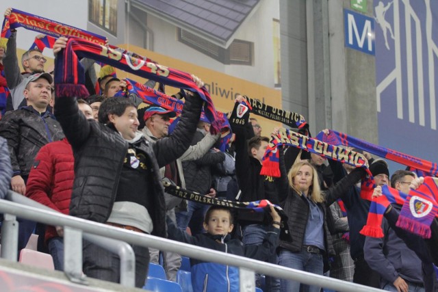 1.10.2021. Kibice na meczu Piast Gliwice - Wisła Kraków.  Zobacz kolejne zdjęcia. Przesuwaj zdjęcia w prawo - naciśnij strzałkę lub przycisk NASTĘPNE