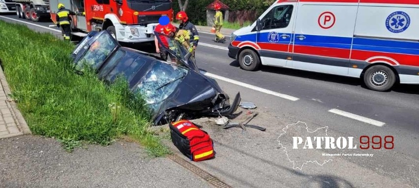 Michałowice. Wypadek na krajowej siódemce. Samochód zjechał z trasy i uderzył w betonowy przepust