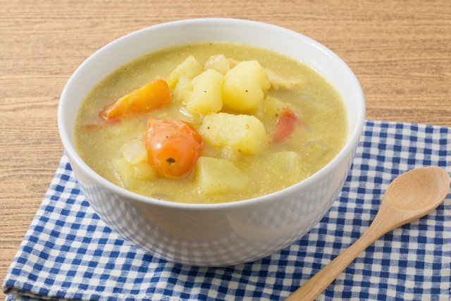 Tradycyjna zupa ziemniaczana to proste i rozgrzewające danie dla całej rodziny.