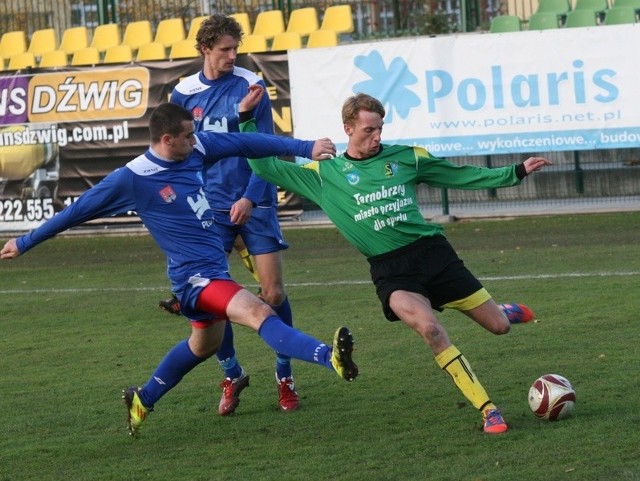Piłkarze Siarki Tarnobrzeg (z piłką Mateusz Janiec) przegrali na włąsnym boisku z Wisłą Płock.