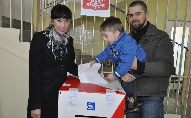 Znana mistrzyni karate Beata Kij głosowała tuż po południu w Miejsko – Gminnym Ośrodku Pomocy Społecznej. Towarzyszyli jej mąż Marcin i syn Hektor