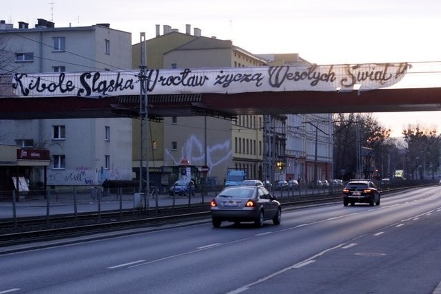 Kibole znów życzą... Wesołych Świąt. Tym razem na kładce nad ul. Grabiszyńską (ZDJĘCIA)