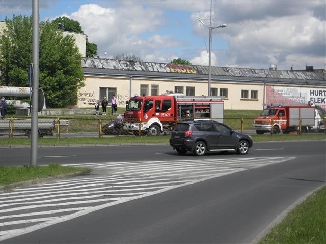 Ciężarówka przewożąca koparkę zahaczyła o barierę wysokości....