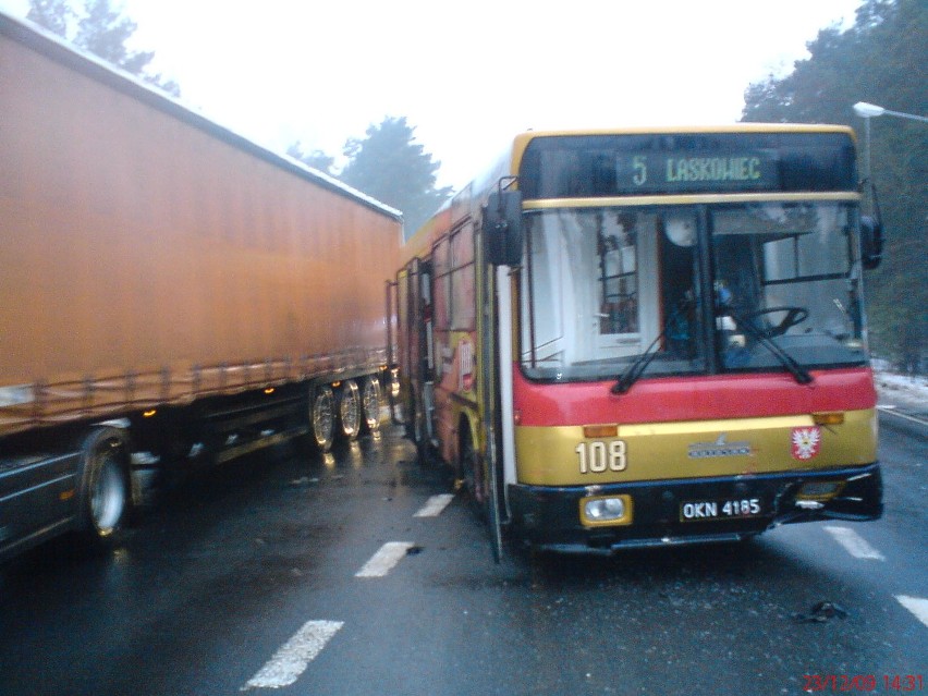 Wypadek z udziałem autobusu MZK