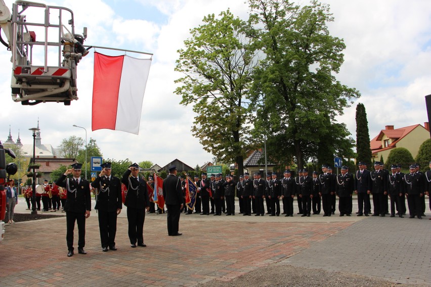 Druhowie stanęli na uroczystej zbiórce przed remizą w...